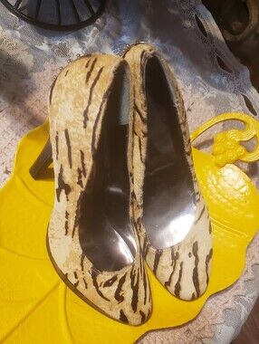 Women's Tan and Black Patterned Pointed-Toe Pumps